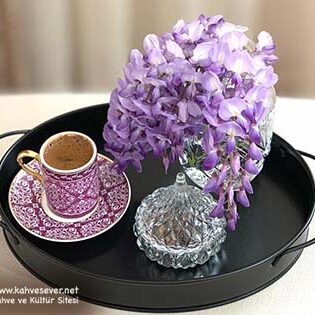 Mor renkli konsolos çiçeğinin mor fincanla eşsiz uyumu