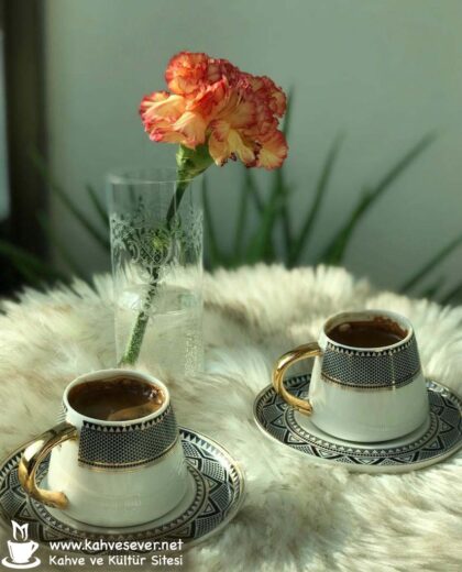 Sarı ve kırmızı renkli karanfilin Türk kahvesiyle eşsiz uyumu