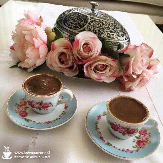 Türk kahvesi ve pembe yapay güller