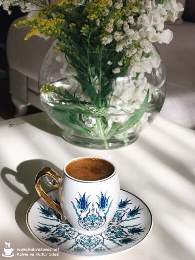 kahve ve çiçek