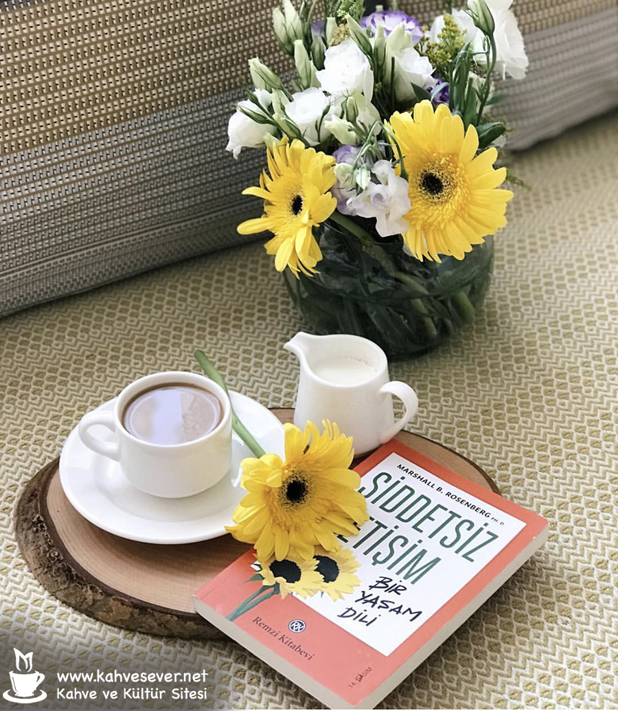 kahve, kitap ve bahar çiçekleri