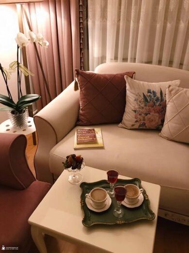 loş ışıkta kahve ve kitap