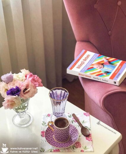 kitap ve kahve sunumu