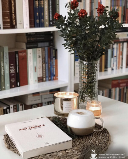 Kütüphanede kahve keyfi