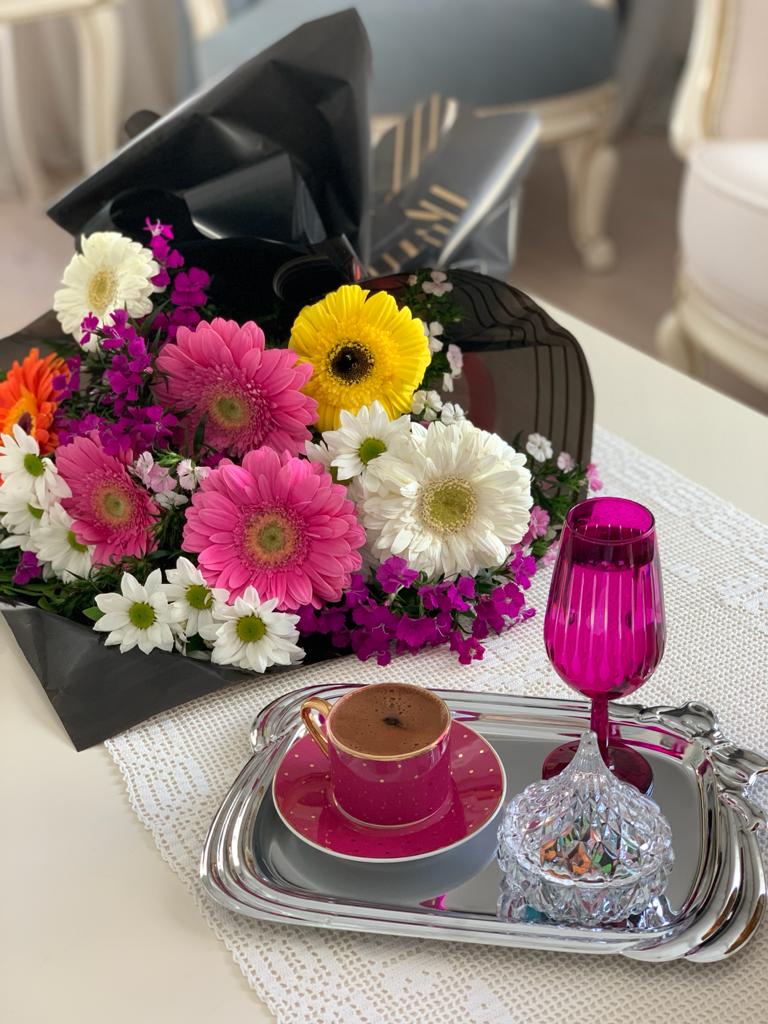 kahve ve çiçekler